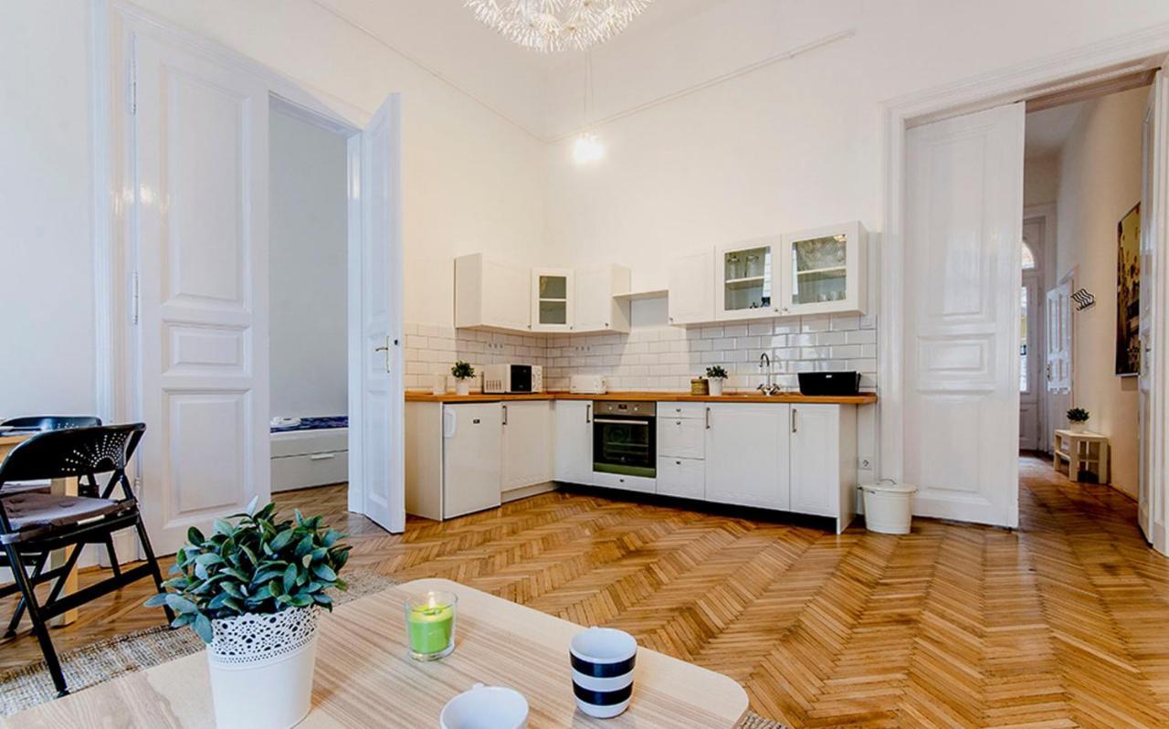 Cozy 2 Bedroom Apartment In Terez Boulevard. Budapest Ngoại thất bức ảnh